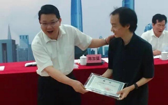 陳加猛區(qū)長為瀚華總建筑師、XAA建筑設(shè)計事務(wù)所主持建筑師冼劍雄先生頒發(fā)聘書.jpg